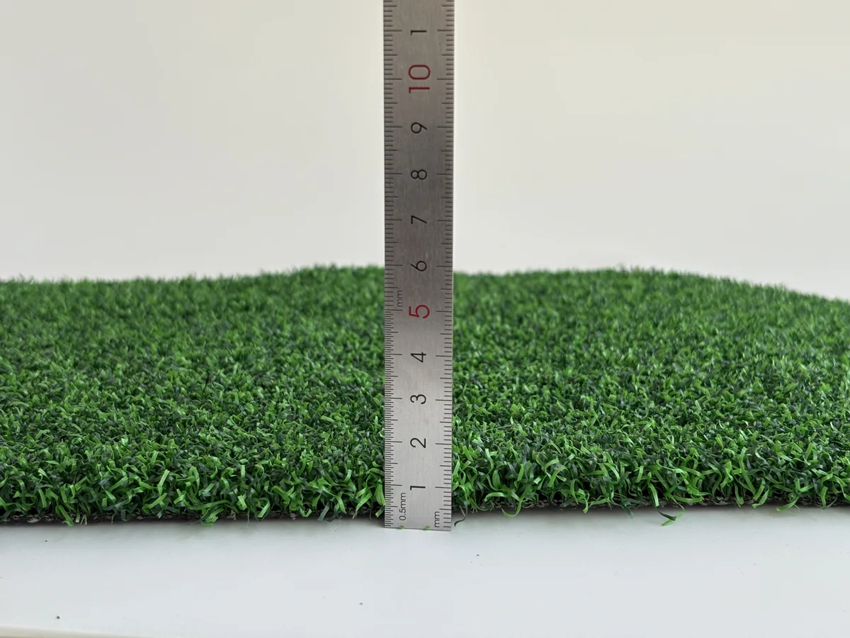 Putting green artificial grass pile height reference with ruler